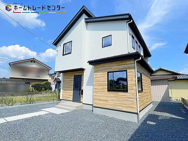 【現地外観写真】１号棟
ＪＲ常磐線「友部」駅まで徒歩９分！
カフェに併設されたテラスのように、木漏れ日から差し込む光や風を感じる気持ちの良い半屋外空間に人々が集い、思い思いのコトを楽しめる憩いの場所。