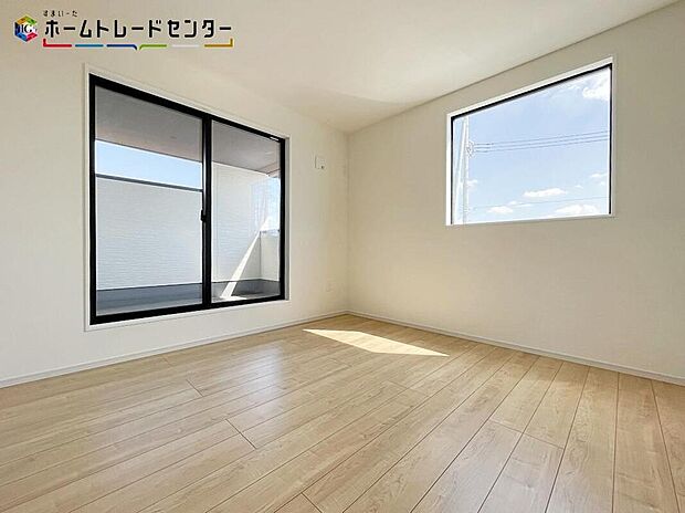 【リビング以外の居室】３号棟
大きな窓から光が差し込む室内！日の光で照らされた明るいお部屋は、趣味の時間を過ごす時も、家族や友達と一緒に過ごす時も、いつでも居心地のいいリラックスできる空間をお届けします！