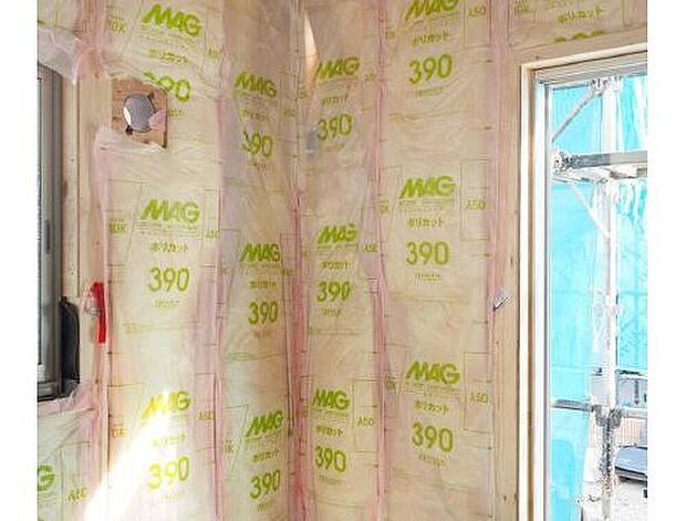 【【グラスウール断熱材】】壁・天井に厚さ100ミリのグラスウール断熱材を採用。
グラスウールは、不燃材料のガラスを主原料としており、ガラス繊維の間に大量の静止空気を含んでいるため高い断熱性能を発揮します。また、他の素材に比べて、延焼防止・有毒なガスの発生を抑えてくれます。耐久性にも優れており、経年劣化がなく長時間性能を維持します。