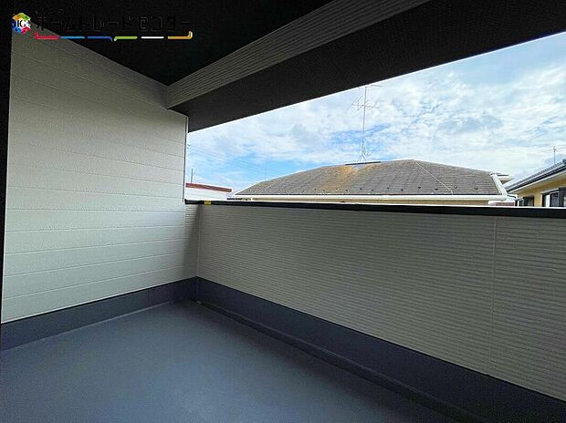 【バルコニー】2号棟
心地よい陽射しや暖かな風を楽しむことが出来るバルコニー。晴れた日にはたっぷりの洗濯物や布団を干せます!屋根があるので急な雨にも慌てずに済みますね!