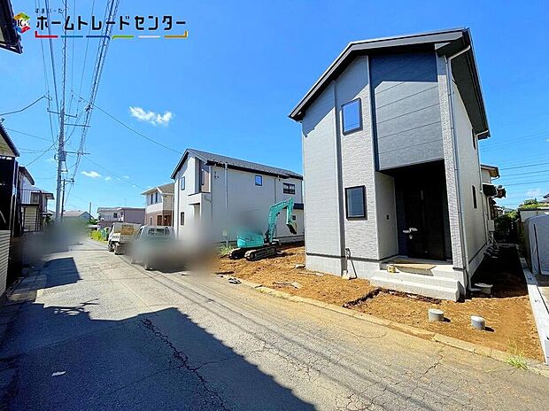 【前面道路含む現地写真】2号棟
○嬉しい設備仕様
システムキッチン、浴室乾燥機、ウォークインクローゼット、床下収納、TVモニター付インターホン、24時間換気システム、全居室南向き、都市ガス、駐車場2台(車種による)!