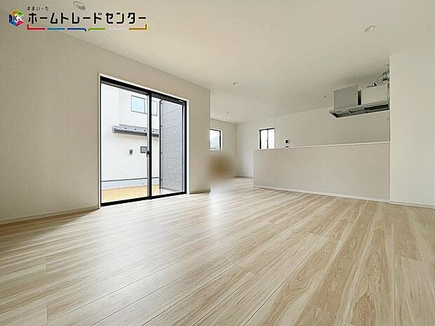 【リビング】1号棟
ホームパーティに招きたくなる自慢の広々リビング・ダイニング!お子様が走り回っても広々安心です!伸びやかな子育てや、にぎやかなふれあいの日々を存分に楽しんでください。