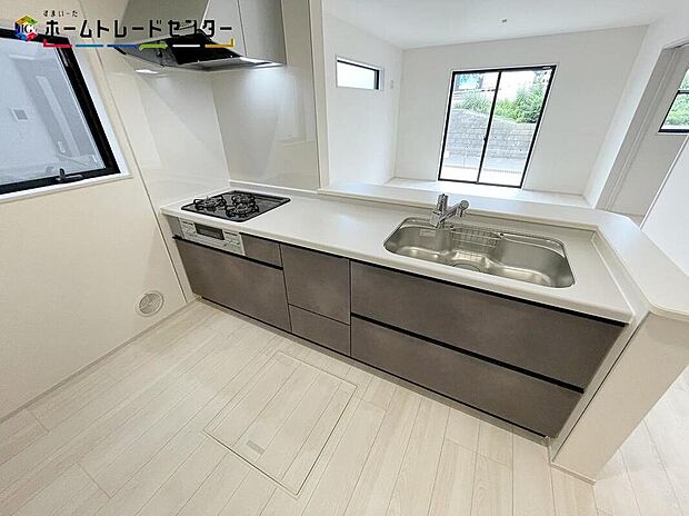 【キッチン】対面式キッチンですので、お食事の準備をしながらご家族との会話を楽しめます☆水回りも集中しているので、家事の動きがらくちんです♪お風呂に入っている子供たちの様子もすぐ見に行けます！