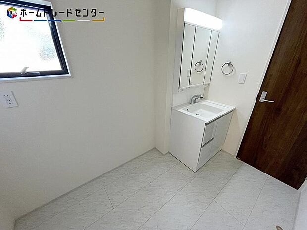 【洗面台・洗面所】白を基調とした爽やかなサニタリースペース。清潔感のある快適空間です。毎日の身支度も気持ち良くお使い頂け、今日いち日頑張れる気がします！