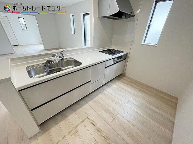 【キッチン】D号棟
対面キッチンは、リビングやダイニングと一体感のある空間が魅力的です！リビング全体を見渡すことができ、テレビを見ながら、家族と会話しながら料理が作れ、コミュニケーションがとても取りやすいです！