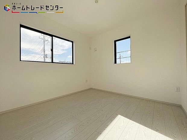 【リビング以外の居室】2面採光を確保した明るい室内は、風通しも良く、大変居心地の良い空間となっております。爽やかな風を感じて起きる朝は、快適生活の始まりに！自分好みのインテリアやレイアウトを考えるのも楽しみです。