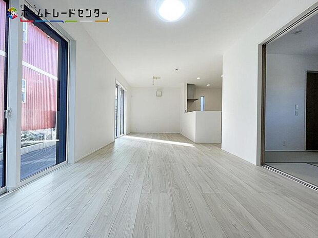 【リビング】4号棟
広々とした開放感あふれるリビングです。ゆったり寛げる充分な広さがございますので、ご家族でインテリアのレイアウトを考えるのも楽しみになりそうです。