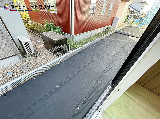 【庭】4号棟
陽光たっぷり降りそそぐ南庭を備えた理想のお住まいです。お子様の遊び場や趣味のガーデニングなど、ライフスタイルに合わせていろいろとお楽しみ頂けそうです。