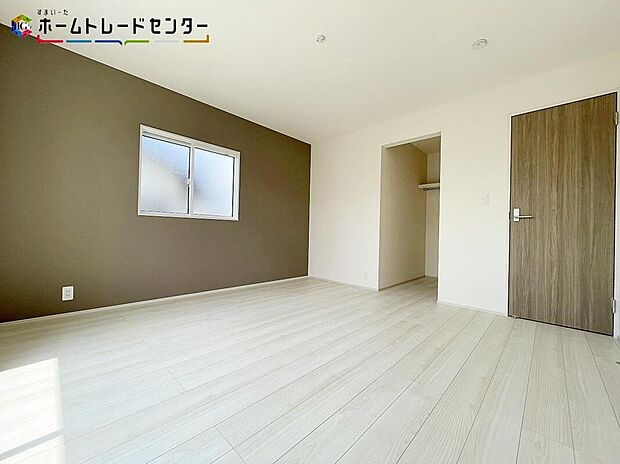 【リビング以外の居室】主寝室としておススメしたい洋室は、窓を2か所設置することによってお部屋を明るくしております！爽やかな風を感じて起きる朝は、快適生活の始まりに♪