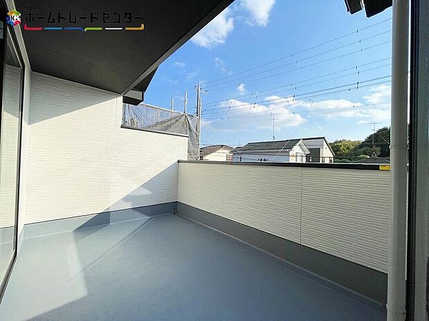 【バルコニー】心地よい陽射しや暖かな風を楽しむことが出来るバルコニー。晴れた日にはたっぷりの洗濯物や布団を干せます！屋根があるので急な雨にも慌てずに済みますね！