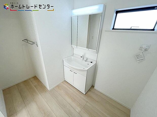 【洗面台・洗面所】白を基調とした爽やかなサニタリースペースです。清潔感のある快適空間です。毎日の身支度も気持ち良くお使い頂けます。女性にはうれしい３面鏡化粧台！三方から姿をチェック！デザインと機能性両方を重視できます！