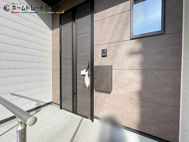 【玄関】玄関ポーチには屋根がついているので雨でも玄関前で濡れずにお出かけ準備が出来ます。セキュリティを高められるTVモニター付きインターフォンが標準装備です！