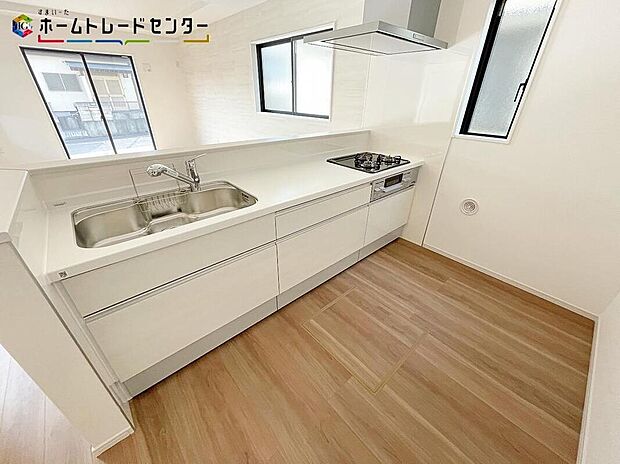 【キッチン】対面式キッチンですので、お食事の準備をしながらご家族との会話を楽しめます☆水回りも集中しているので、家事の動きがらくちん♪全スライド式収納キッチンですのでお皿や鍋の出し入れもラクラクです！