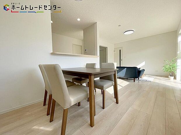 【リビング】広々とした開放感あふれるリビング！ゆったり寛げる充分な広さがございます！ご家族でインテリアのレイアウトを考えるのも楽しみになりそうですね。窓も大きいので明るく風通しも良く、居心地の良いリビングです！