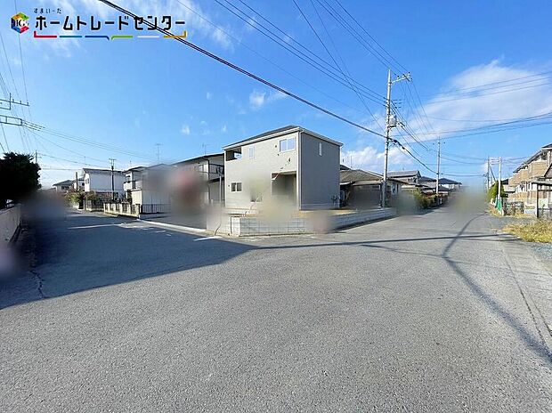 【前面道路含む現地写真】嬉しい仕様がたくさん！
システムキッチン、浴室乾燥機、ウォークインクローゼット、床下収納、防犯カメラ、TVモニター付きインターホン、人感センサー付玄関灯、和室、駐車３台可（車種による）