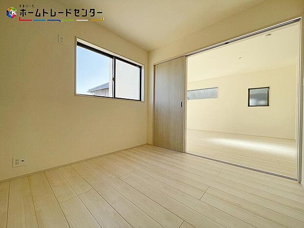 【リビング以外の居室】３号棟
リビング隣のお部屋は、お子様の遊び場やお昼寝スペースとしてなど、開放し広々とお使い頂けます。突然の来客時には戸を閉めてリビングの荷物をサッと移動して視線を遮る事も可能です。慌てずに済みますね！