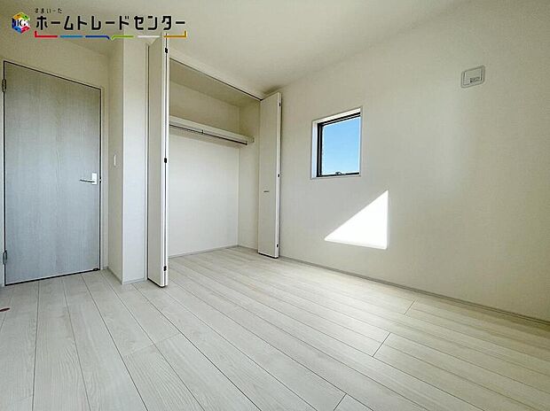 【収納】３号棟
ゆとりの広さのプライベートルームには、収納充実のクローゼットが。男の子なら趣味やスポーツ用品を、女の子なら洋服やアクセサリーを。お子様に嬉しいお部屋です。