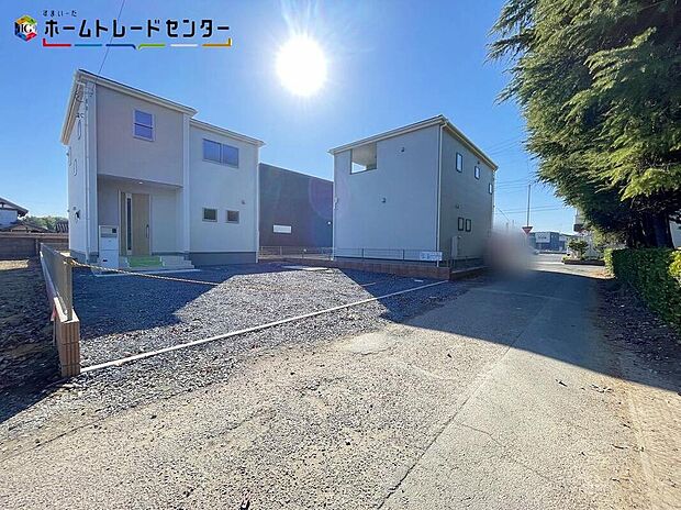 【前面道路含む現地写真】３号棟
交通量が少ない住宅街なので、雨の日でも車の走行音も気になりません。平日・お仕事帰りなど、いつでもご案内致します！お気軽にお問い合わせ下さい♪お持ちしております！