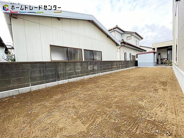 【庭】陽光たっぷり降りそそぐ南庭を備えた理想のお住まいです。お子様の遊び場や趣味のガーデニング、ワンちゃんも飼えますね♪お休みの日はBBQはいかがですか！ライフスタイルに合わせて、お楽しみ頂けそうですね！