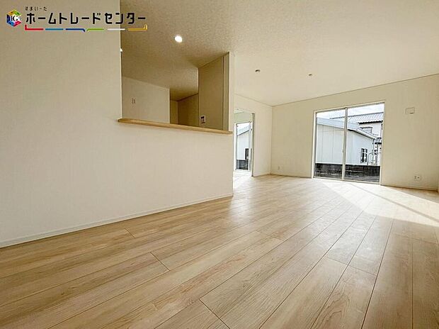 【リビング】お陽さまの光をさわやかな風をたっぷりとりこめます。室内はいつも明るい印象なので気持ちの良い朝を迎えられます。毎日の生活も明るくなりそう。明るいリビングで家族団らんの時間を楽しみましょう！！