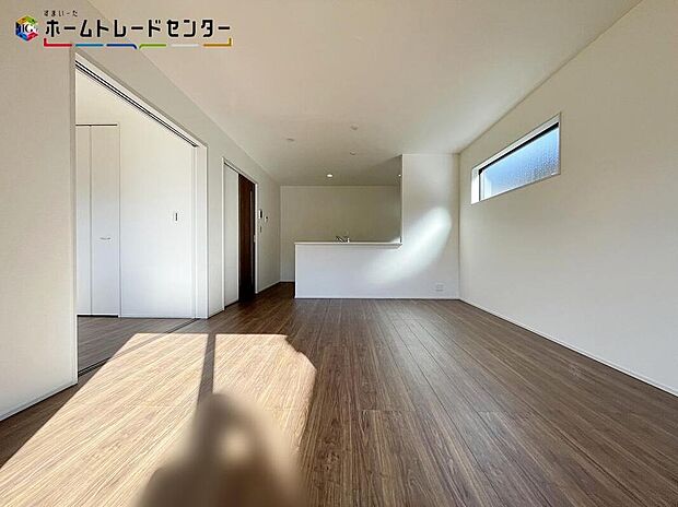 【リビング】リビングは、ダイニングやキッチンと一体になっております！調理や食事、勉強や遊び場、様々な機能を持たせる家族のコミュニケーションの場になっております！かけがえのない時間を楽しんでください！