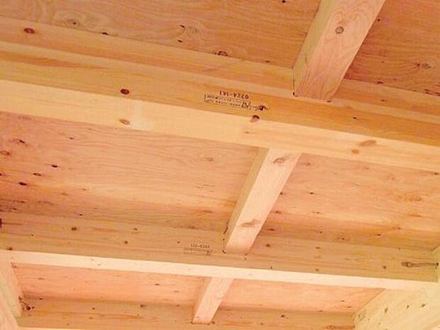 【横揺れに強い「剛床工法」を採用】構造用面材を土台と梁に直接留めつける工法で、床をひとつの面として家全体を一体化することで、横からの力にも非常に強い構造となります。家屋のねじれを防止し、耐震性に優れた効果を発揮します。