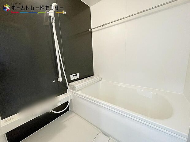 【浴室】浴室乾燥機付きのバスルームとなっております♪落ち着いた雰囲気のゆったり寛げるバスルーム。毎日のバスタイムが楽しみになりそうです。窓があることで、換気環境も良好。掃除もスムーズに出来ます。