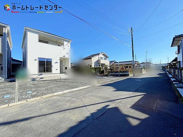 【前面道路含む現地写真】1号棟
嬉しい仕様がたくさん!
システムキッチン、浴室乾燥機、床下収納、防犯カメラ、TVモニター付きインターホン、人感センサー付玄関灯、駐車2台可(車種による)!