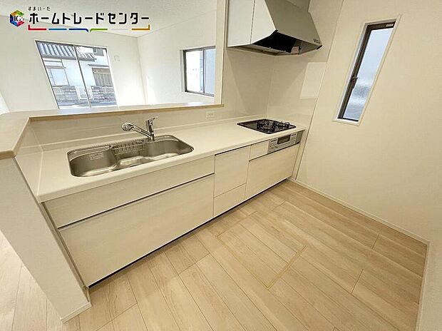 【キッチン】1号棟
対面キッチンのメリットとして最も体感しやすいのが開放感!目線を遮るものがなく周囲を見渡せるため、家族やお客様の様子に目が届きます!会話を楽しみながら調理をすることもでき楽しく家事が出来ます!