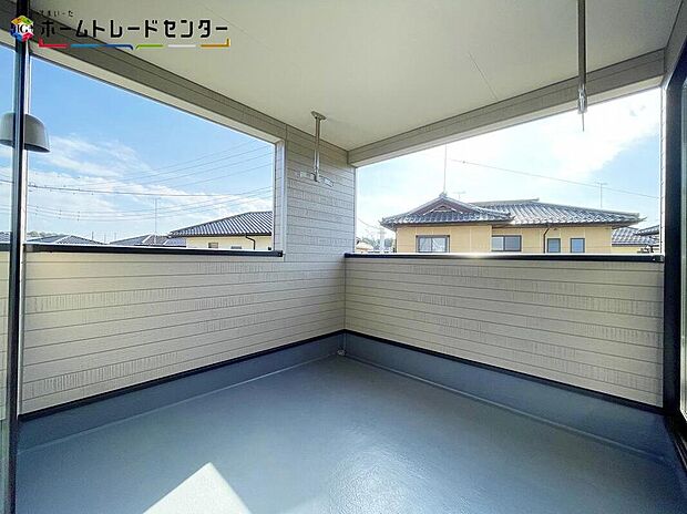 【バルコニー】2号棟
家族分の洗濯物やお布団が一気に干せます!重労働ですし、お天気にも左右される家事ですが快適でスムーズに行えるよう、動きやすい広さを確保しております!室内空間と外空間の中間のような雰囲気です!