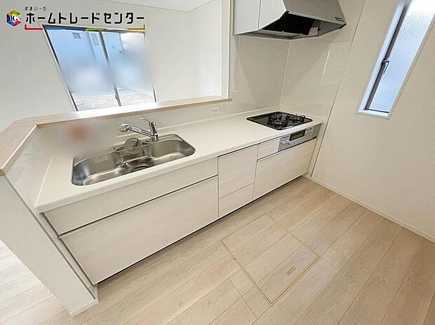 【キッチン】1号棟
対面キッチンのメリットとして最も体感しやすいのが開放感!目線を遮るものがなく周囲を見渡せるため、家族やお客様の様子に目が届きます!会話を楽しみながら調理をすることもでき楽しく家事が出来ます!