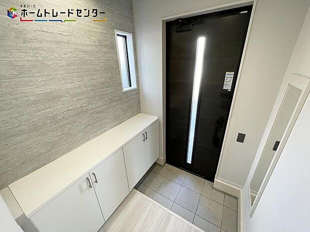 【玄関】訪れる人を優しく迎える、スタイリッシュな玄関。開放感のある玄関ホール。温もり感じるフローリング仕様ですので、ご家族やお客様を温かく迎えてくれます。