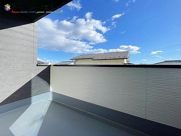 【バルコニー】心地よい春の陽射しや暖かな風を楽しむことが出来るバルコニー。晴れた日にはたっぷりの洗濯物や布団を干せます!屋根があるので急な雨にも慌てずに済みますね!