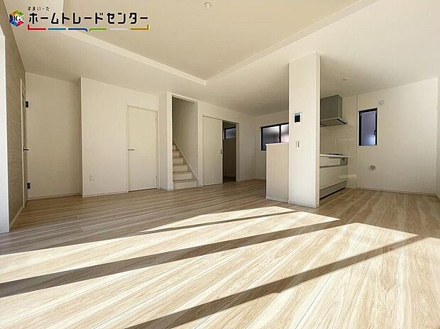 【リビング】ホームパーティに招きたくなる自慢の広々リビング・ダイニング!お子様が走り回っても広々安心です!伸びやかな子育てや、にぎやかなふれあいの日々を存分に楽しんでください。