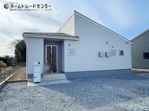 【現地外観写真】嬉しい仕様がたくさん！
浴室乾燥機、システムキッチン、ウォークインクローゼット、洗浄便座、床下収納、24時間換気、TVモニター付きインターホン、人感センサー、駐車３～４台可（車種による）♪