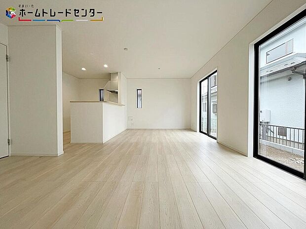 【リビング】リビングには大きな窓があり、陽光あふれる明るい空間です。日差しがぽかぽか暖かく、電気代の節約にもなります！休日はご家族でお喋りしながらゴロゴロゆっくりと過ごすのも良いのではないでしょうか！