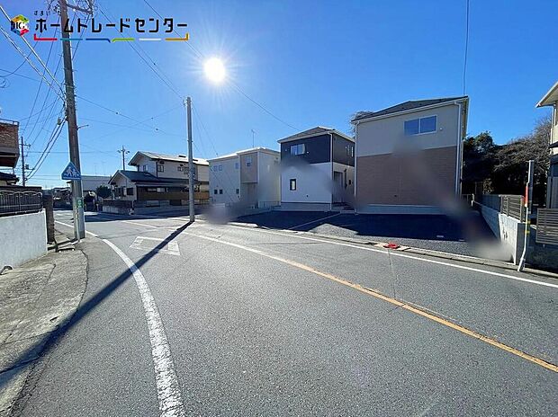 【前面道路含む現地写真】１号棟
交通量が少ない住宅街なので、雨の日でも車の走行音も気になりません。平日・お仕事帰りなど、いつでもご案内致します！お気軽にお問い合わせ下さい♪お持ちしております！