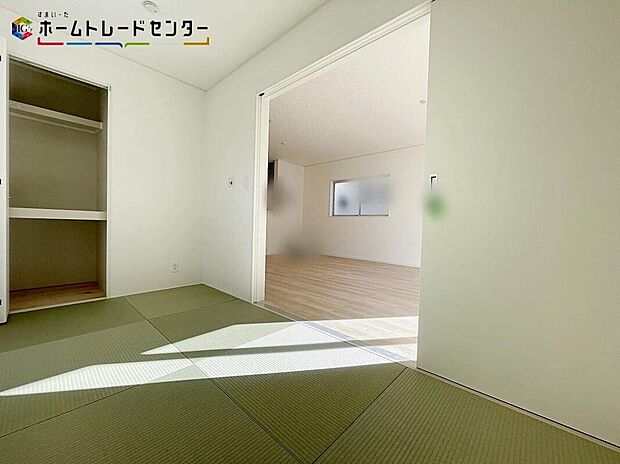 【リビング以外の居室】１号棟
リビング隣接のお部屋は家事の休憩スペースやお子様のお昼寝スペースとしても活躍します♪もちろんお客様の宿泊用にも☆収納もあるので安心です♪急な来客でも一旦、荷物を隣のお部屋に移動！慌てませんね！