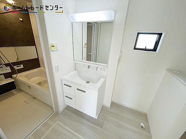 【洗面台・洗面所】散らかりがちな洗面所も三面鏡うしろの収納でスッキリ！サニタリースペースには窓が備えられております。毎朝の身支度も、陽の光差し込む明るい空間で、快適にお使い頂けそうです。