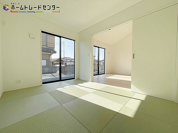 【和室】１号棟
あると落ち着く『和室』♪窓から入る暖かな日差しについウトウトしてしまいます！家事の休憩スペースやお子様のお昼寝スペースとしても活用してください♪もちろんお客様の宿泊用にも☆