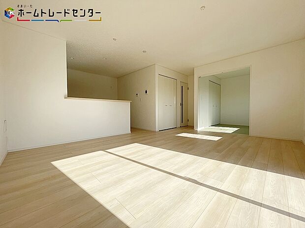 【リビング】２号棟
開放感あふれるリビング！ゆったり寛げる充分な広さがございます！ご家族でインテリアのレイアウトを考えるのも楽しみになりそうですね。窓も大きいので明るく風通しも良く、居心地の良いリビングです！