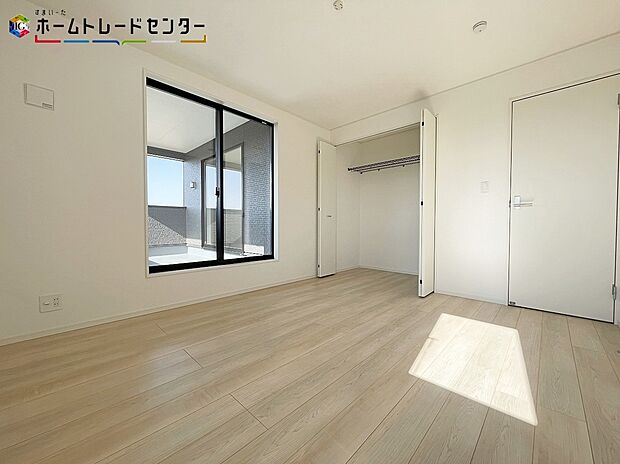 【リビング以外の居室】２号棟
爽やかな風を感じて起きる朝は、快適生活の始まり！朝日と共に、目覚ましなしでも自然と気持ちよく起床出来そうです！気持ちよく目覚めれば一日が充実します！