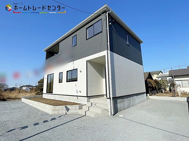 【現地外観写真】２号棟
一戸建ての大きなメリットは、「自分の土地」を自由に使えること。好きなペットが飼えるほか、ガーデニングやＤＩＹ、車の手入れなど様々な趣味を楽しめます♪広いお庭でのびのびと開放的に暮らしましょう