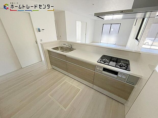 【キッチン】豊富な収納力もございますので、キッチンスペースをスッキリとお使い頂けそうです。収納力豊富で”見せるキッチン”の実現が可能に。いつもキレイにしておきたくなるキッチンです。