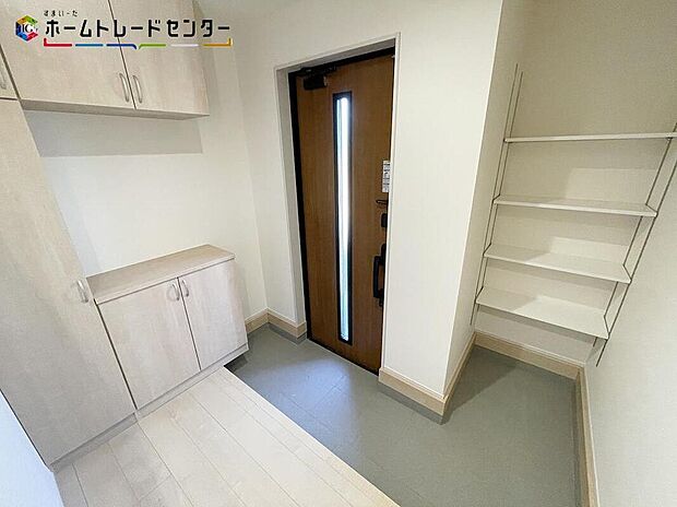 【玄関】ご家族が増えると靴の数も増えますね。大容量の収納力で大家族の履物もすっきり収納できます！いつでも玄関周りがすっきりと片付きますので急な来客でも慌てません！