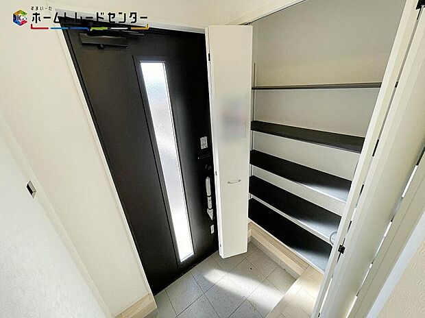 【玄関】ご家族が増えると靴の数も増えますね。大容量の収納力で大家族の履物もすっきり収納できます！いつでも玄関周りがすっきりと片付きますので、急な来客でも慌てません！最初に入る我が家の自慢の空間のひとつです！