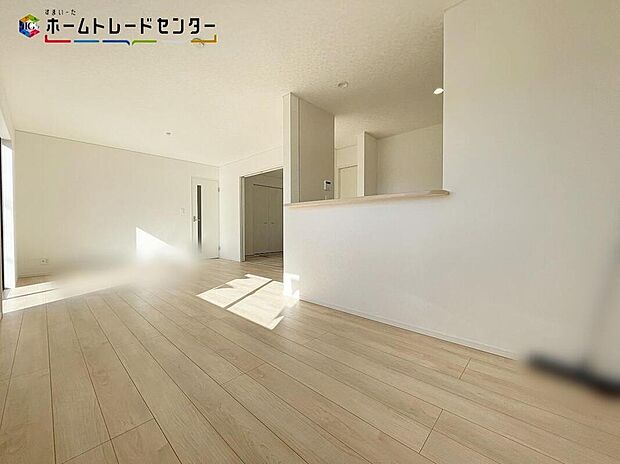 【リビング】広々とした開放感あふれるリビングです。ゆったり寛げる充分な広さがありますので、ご家族でインテリアのレイアウトを考えるのも楽しみになりそうです。広いリビングだと雨の日に室内干しをしても邪魔になりません。