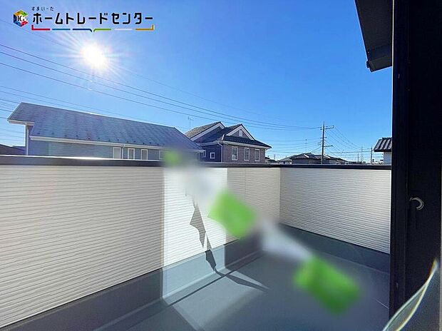 【バルコニー】心地よい春の陽射しや暖かな風を楽しむことが出来るバルコニー。晴れた日にはたっぷりの洗濯物や布団を干せます！屋根があるので急な雨にも慌てずに済みますね！