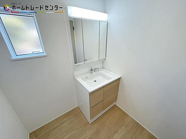 【洗面台・洗面所】サニタリースペースも充実の設備です。シャンプードレッサーを採用しておりますので、朝シャンも手軽に出来ますよ。毎日の忙しい準備が楽しくなる洗面所です！毎日使う場所だからこそ、快適な空間となっております。