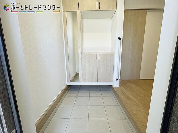 【玄関】開放感のある玄関ホール。温もり感じるフローリング仕様ですので、ご家族やお客様を温かく迎えてくれます。姿見付きの下駄箱で、お家を出る前に今日のコーディネートの最終チェックをすることができます♪